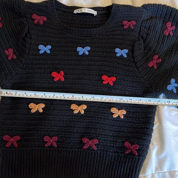 Zara Limited Edition
Beautiful Black Sweater With Embroidered Multi Color
Bows - Picture 13 of 16
